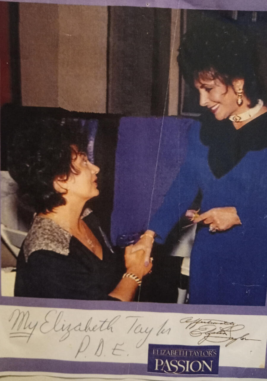 Famous Hollywood actress Elizabeth Taylor have the pleasure of meeting our beautiful Mom