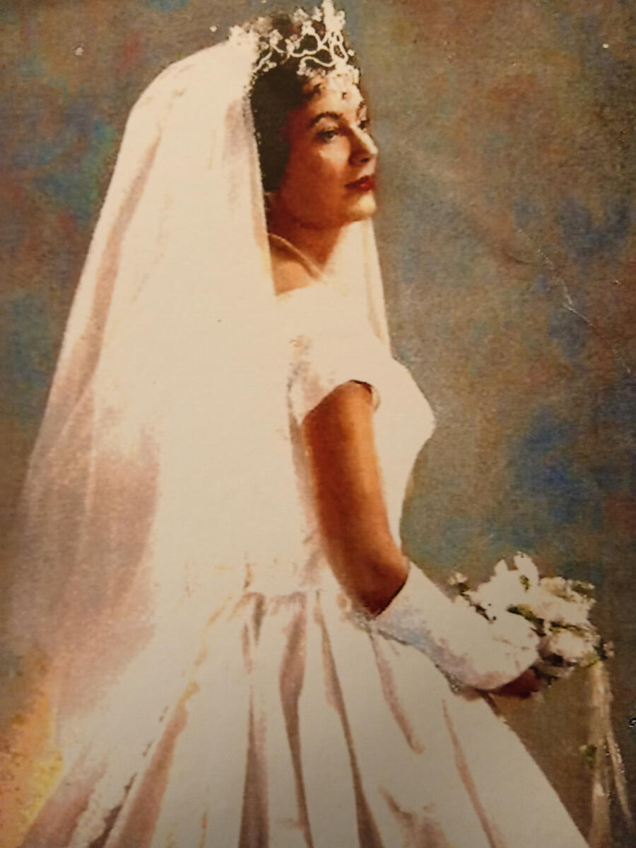 Gorgeous Mom on her wedding day in 1960.